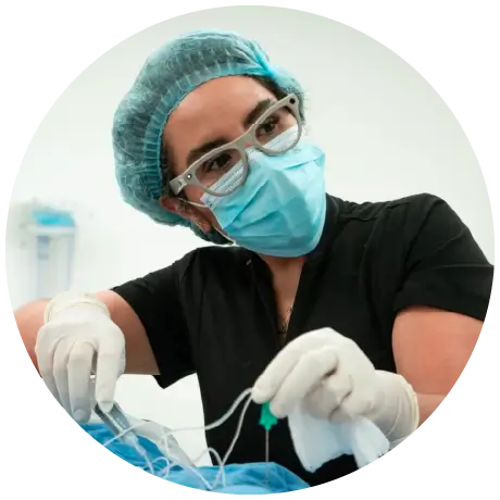 Dra. Linette Gómez durante atención médica especializada